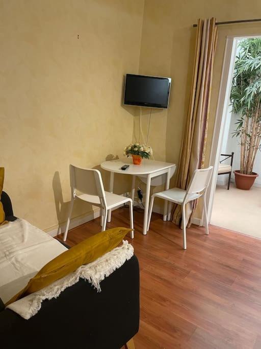 Studio N•2 Avec Patio En Plein Coeur De La Ville Bagnères-de-Bigorre Eksteriør bilde